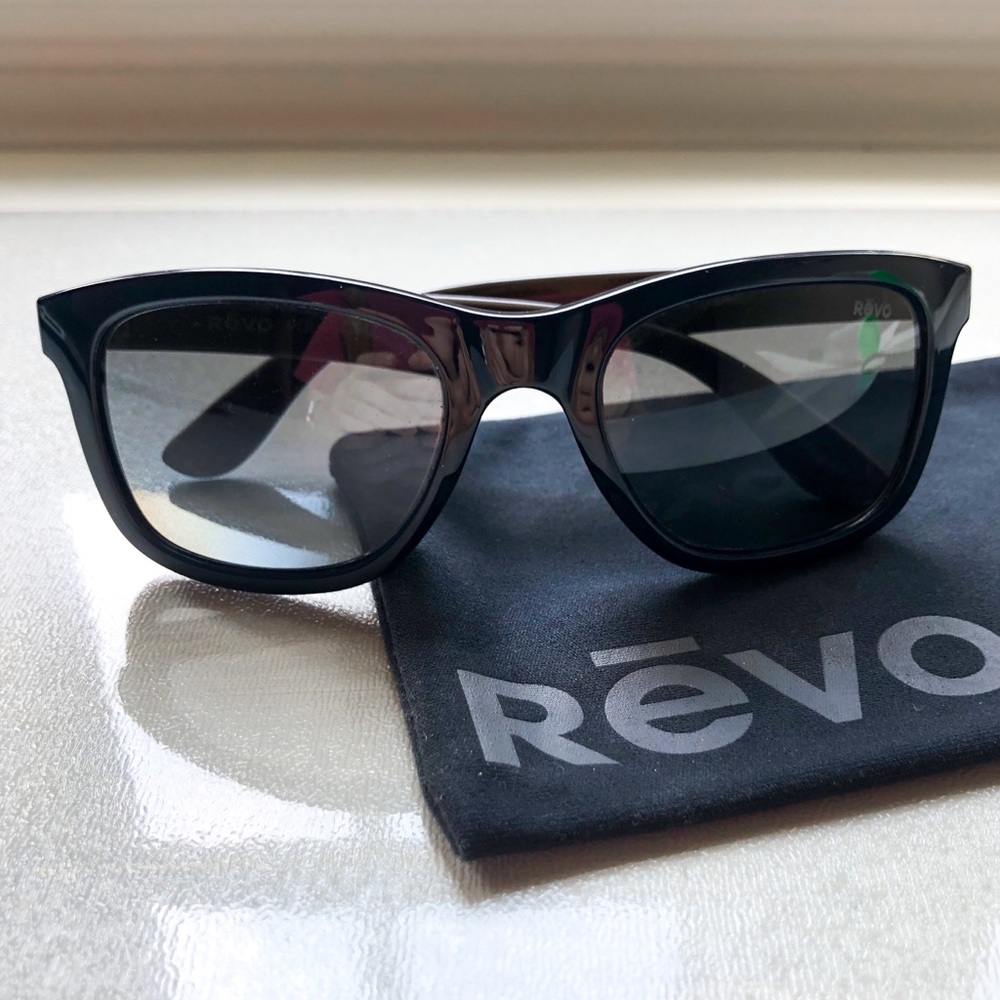 REVO Huddie Sunglasses in Navy/Grey Graphite